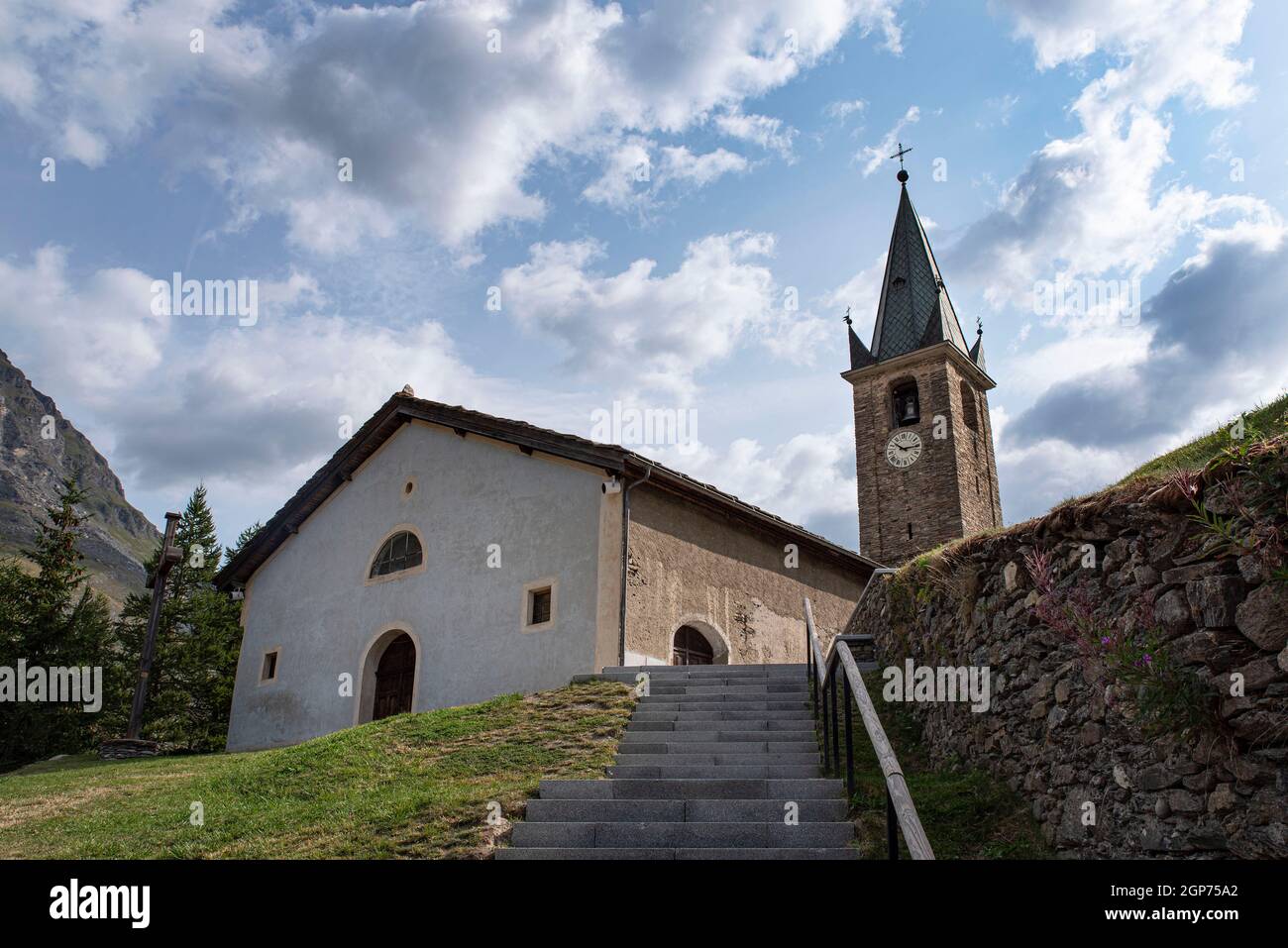 Vecchia chiesa vista dall'esterno nelle Alpi in Francia Foto Stock