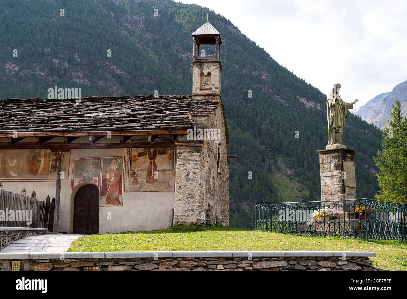 Vecchia chiesa vista dall'esterno nelle Alpi in Francia Foto Stock