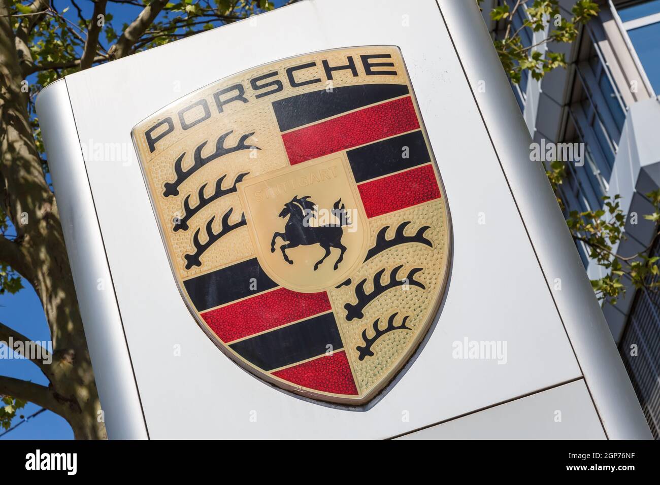 Stoccarda, Germania - 22 aprile 2020: Il simbolo del logo Porsche è la sede centrale di Stoccarda Zuffenhausen, Germania. Foto Stock