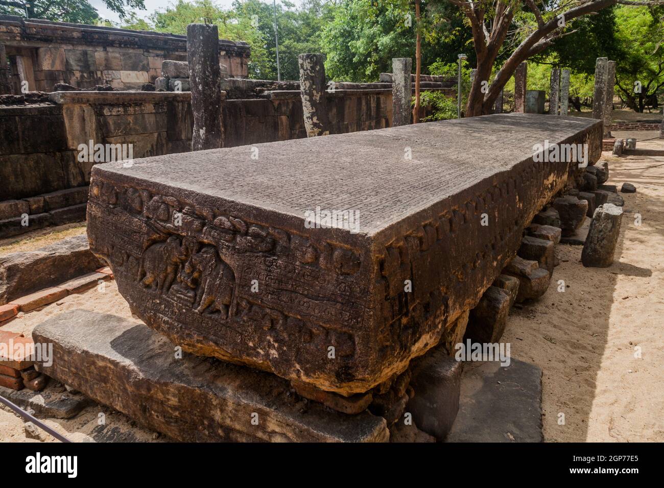 Gal Pota Stone Book presso l'antica città Polonnaruwa, Sri Lanka Foto Stock