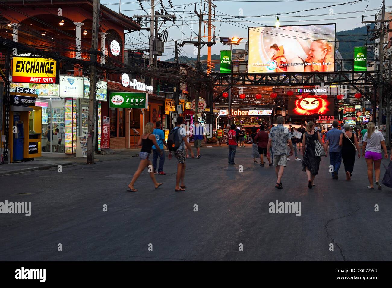 I turisti su Bangla Road, il quartiere delle feste e il quartiere a luci rosse, Patong Beach, Phuket, Thailandia Foto Stock