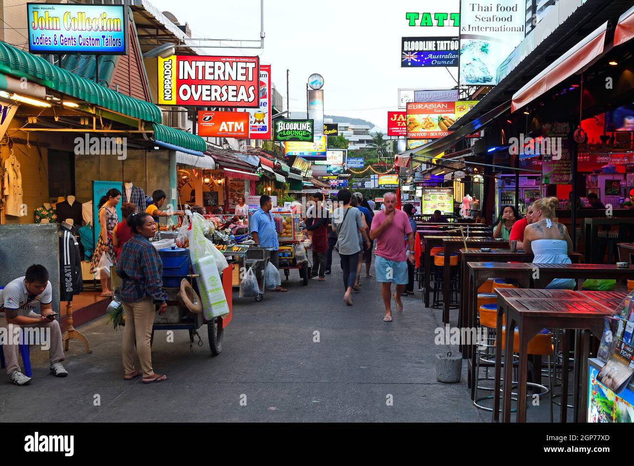 I turisti su Bangla Road, il quartiere delle feste e il quartiere a luci rosse, Patong Beach, Phuket, Thailandia Foto Stock