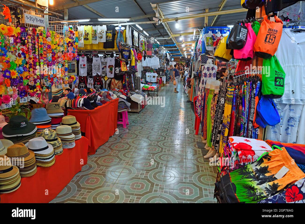 Tessuti e altro, mercato notturno di Patong Beach, Phuket, Thailandia Foto Stock