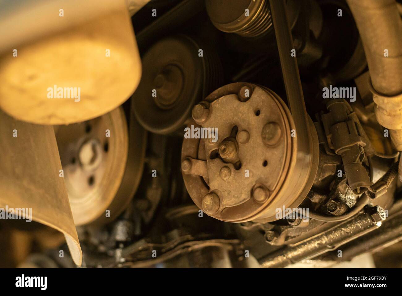 Dettaglio di pulegge e cinghie sul motore della vettura riparato Foto Stock