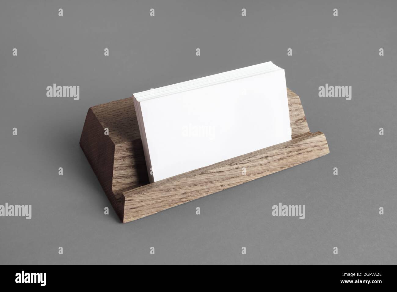 Foto dei biglietti da visita vuoti sul porta-carte di legno. Posizionamento del progetto. Foto Stock