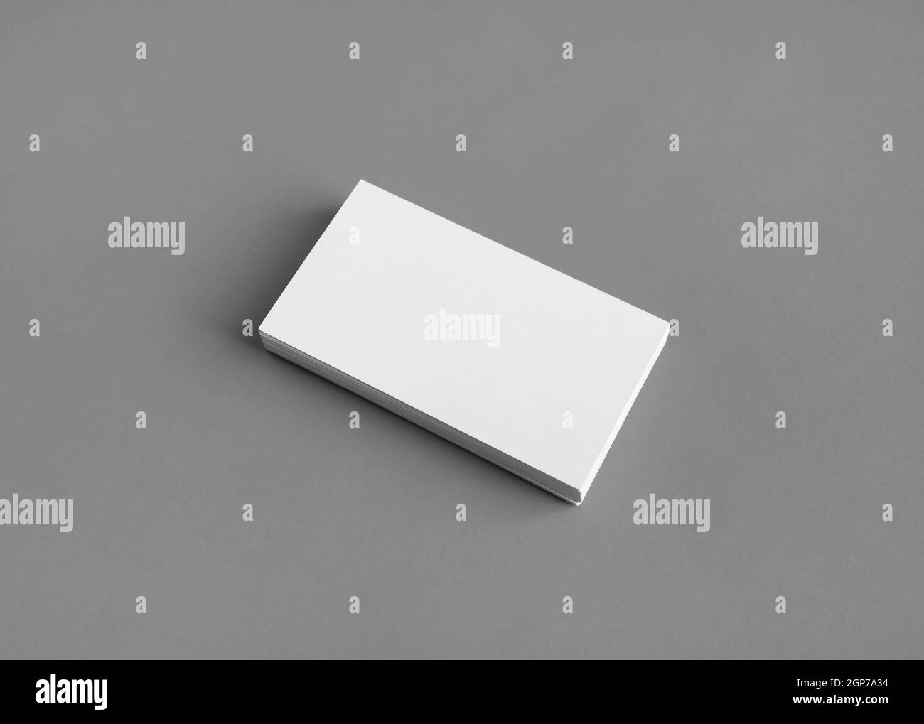 Foto del biglietto da visita vuoto su sfondo grigio. Modello per identità di branding. Mockup per ID. Foto Stock