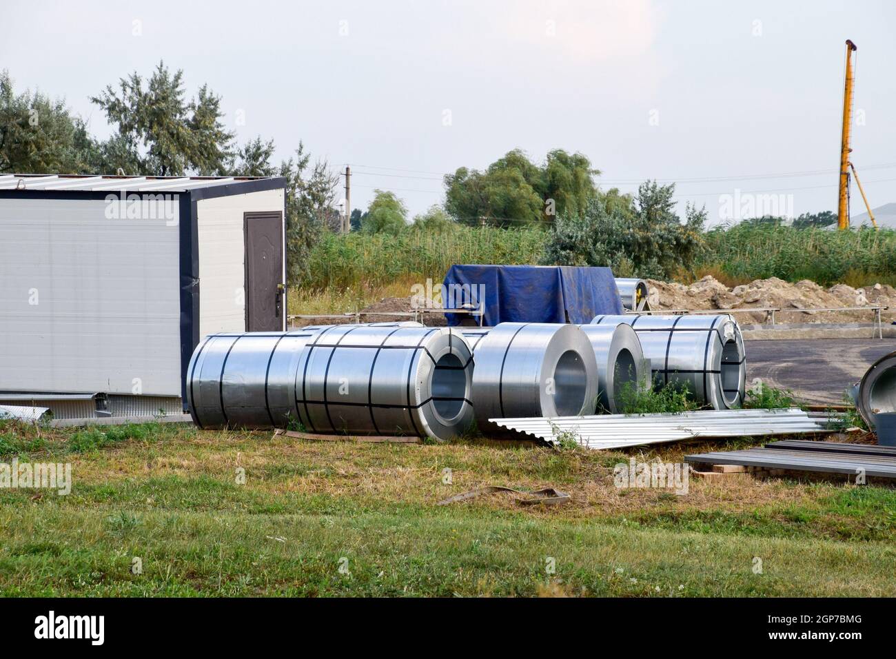 Rotoli di lamiera. Stoccaggio di materiali da costruzione. Foto Stock