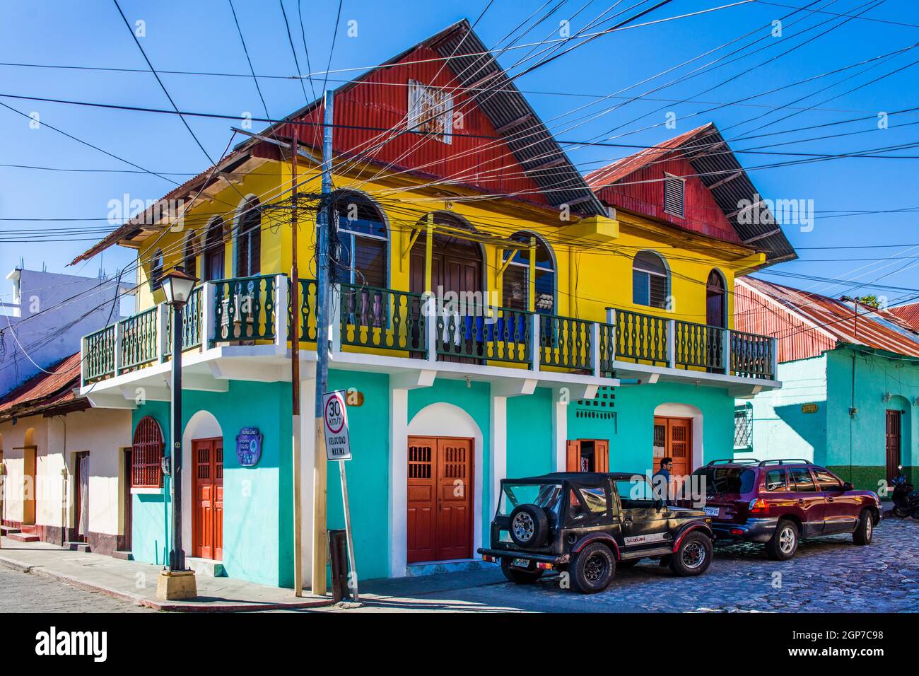 Case colorate, città coloniale di Flores, isola nel lago Peten-Itza, Flores, Guatemala Foto Stock