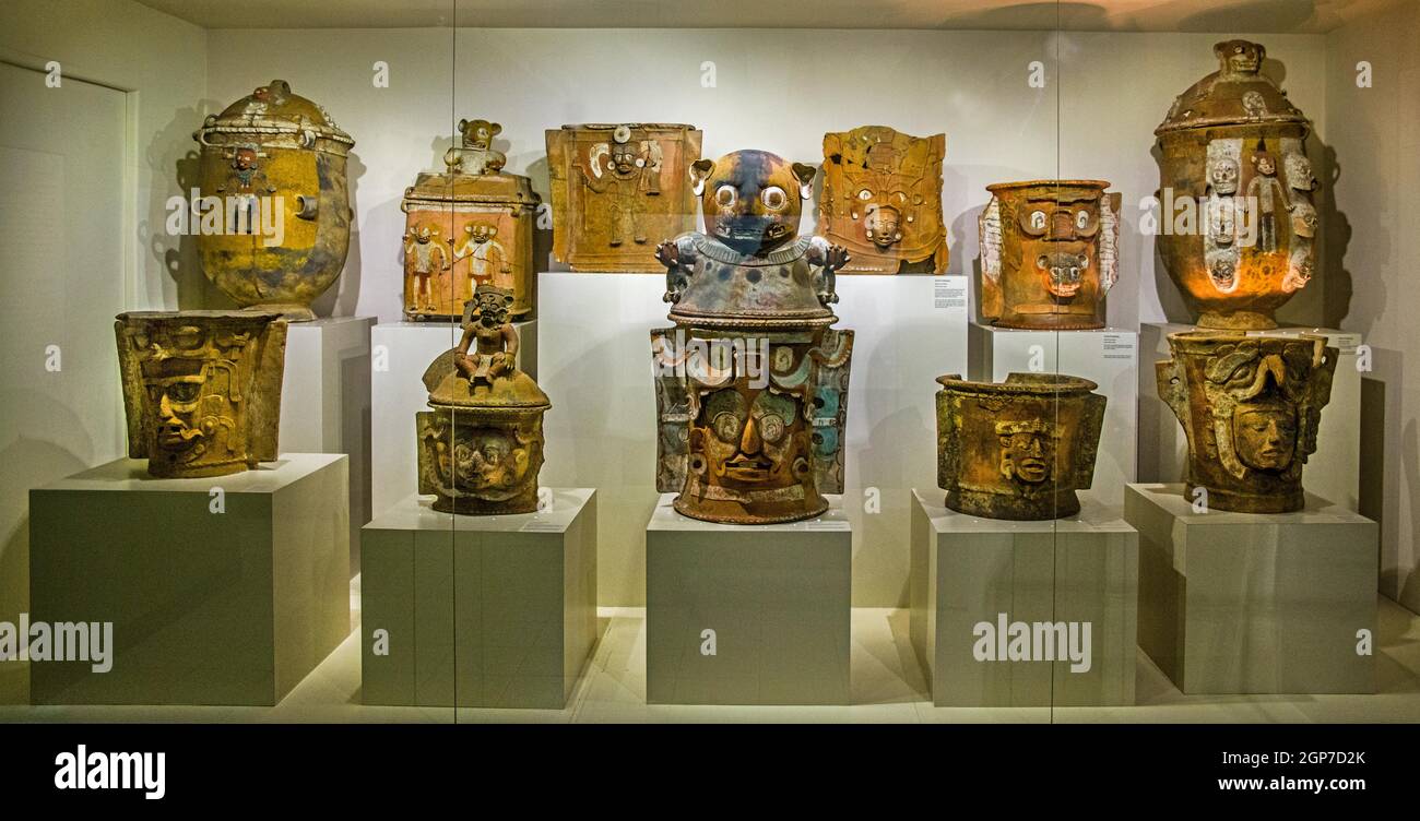 Urne di sepoltura, tardo classico, museo di Popol Vuh, Città del Guatemala, Città del Guatemala, Guatemala Foto Stock