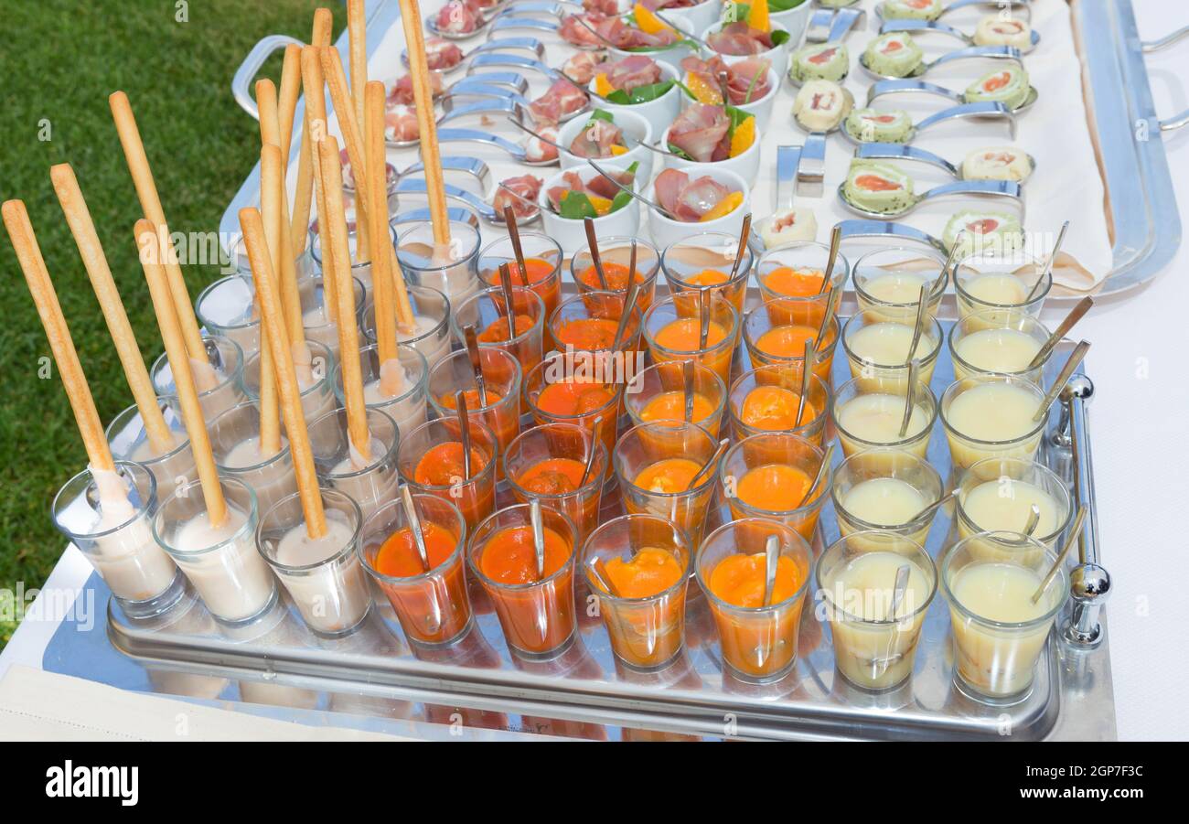 Varie specialità italiane su un buffet di nozze. Foto Stock