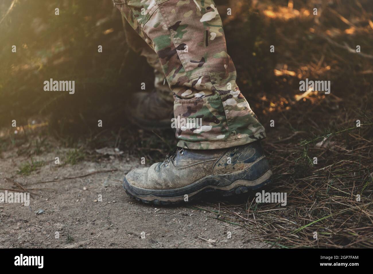 Marrone stivali militari sul fango e la pozza. Foto Stock