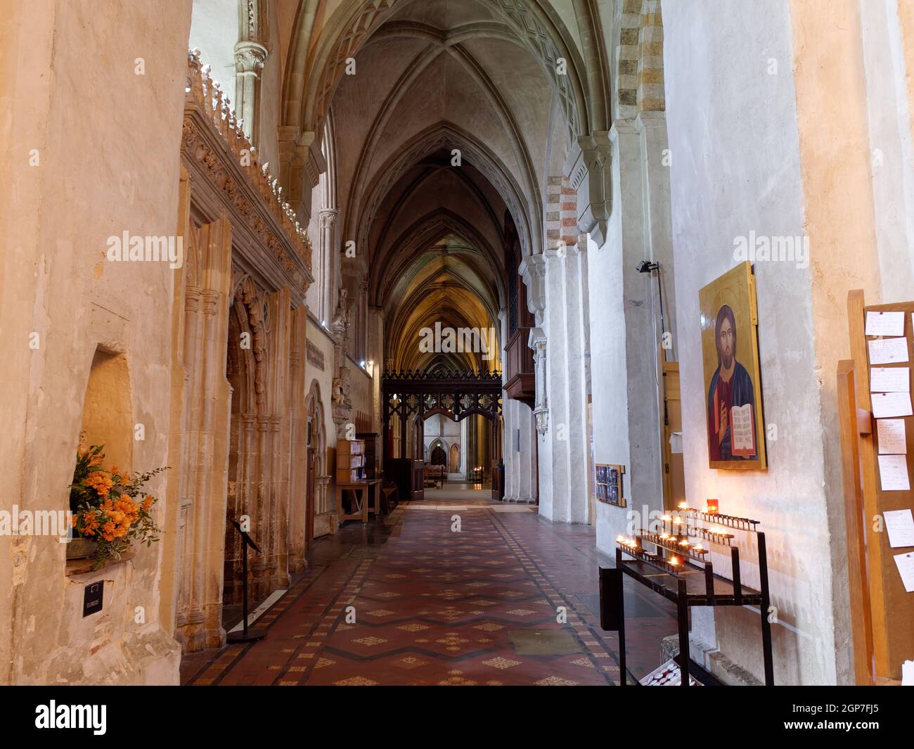 St Albans, Hertfordshire, Inghilterra, settembre 21 2021: Corridoio ad arco all'interno della Cattedrale con candele accese sulla destra. Foto Stock