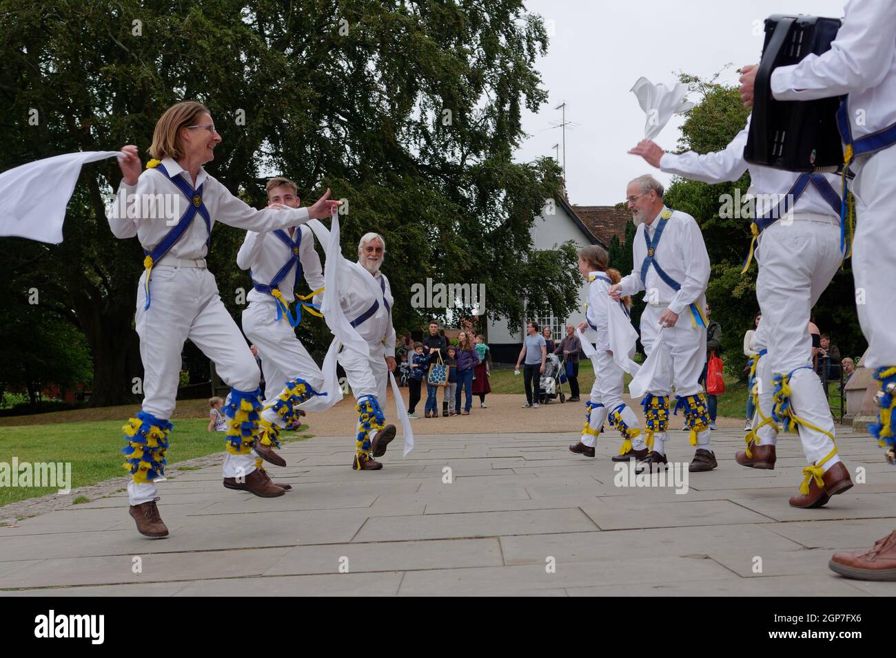 St Albans, Hertfordshire, Inghilterra, settembre 21 2021: I ballerini Morris si esibiscono felicemente di fronte alla Cattedrale. Foto Stock