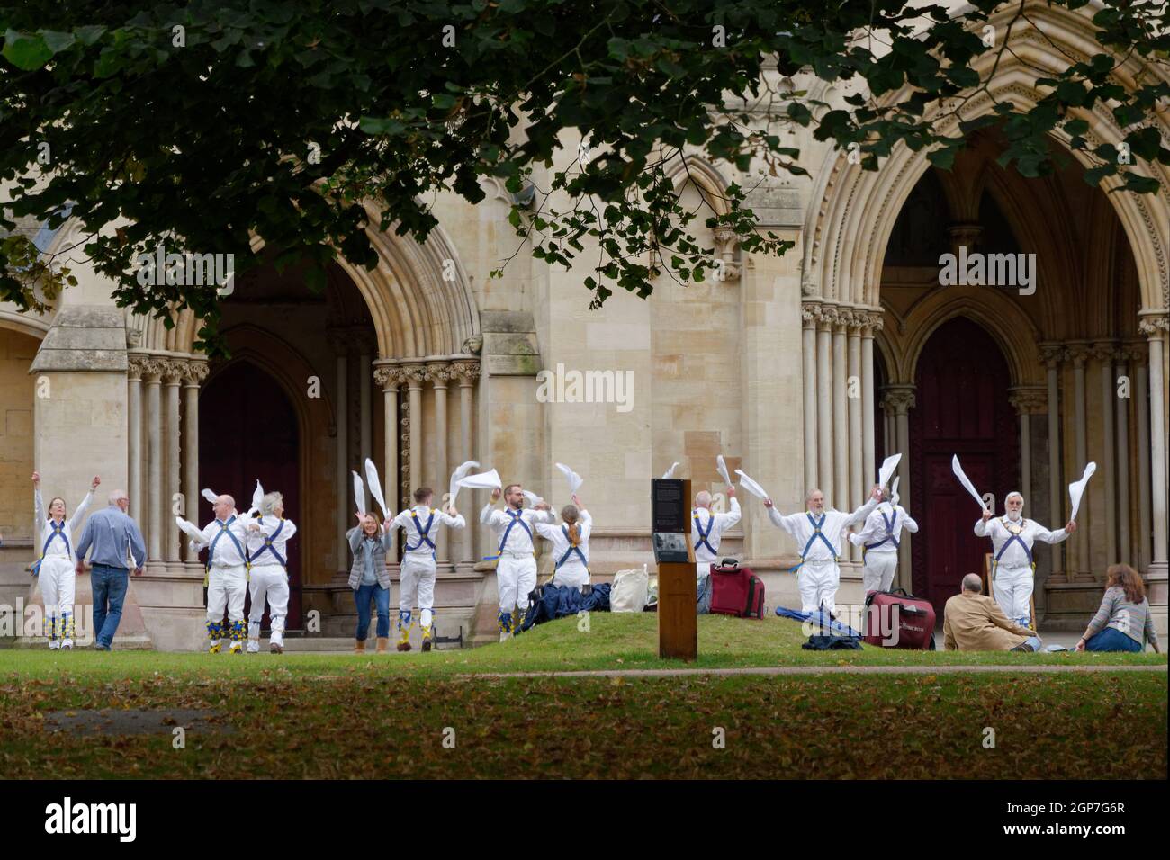 St Albans, Hertfordshire, Inghilterra, settembre 21 2021: La gente che guarda i ballerini di Morris eseguire una danza popolare tradizionale di fronte alla Cattedrale. Foto Stock