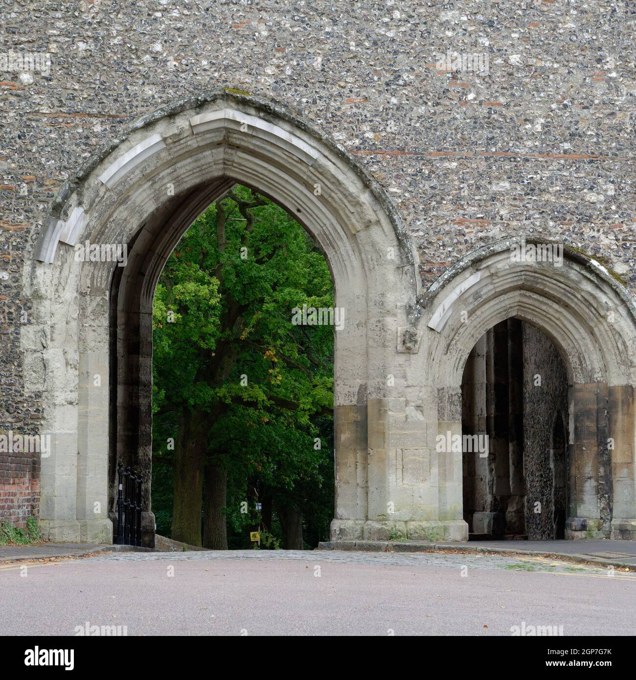 St Albans, Hertfordshire, Inghilterra, settembre 21 2021: Arco attraverso Abbey Mill Lane che fa parte della costruzione della St Albans School. Foto Stock