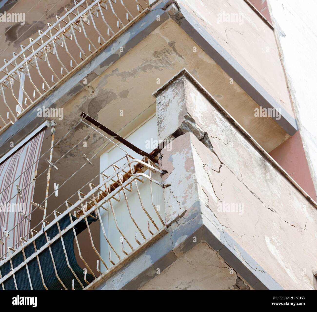 Balconi con cemento incrinato e rusty ferri da stiro che necessitano di lavori di ristrutturazione. Foto Stock