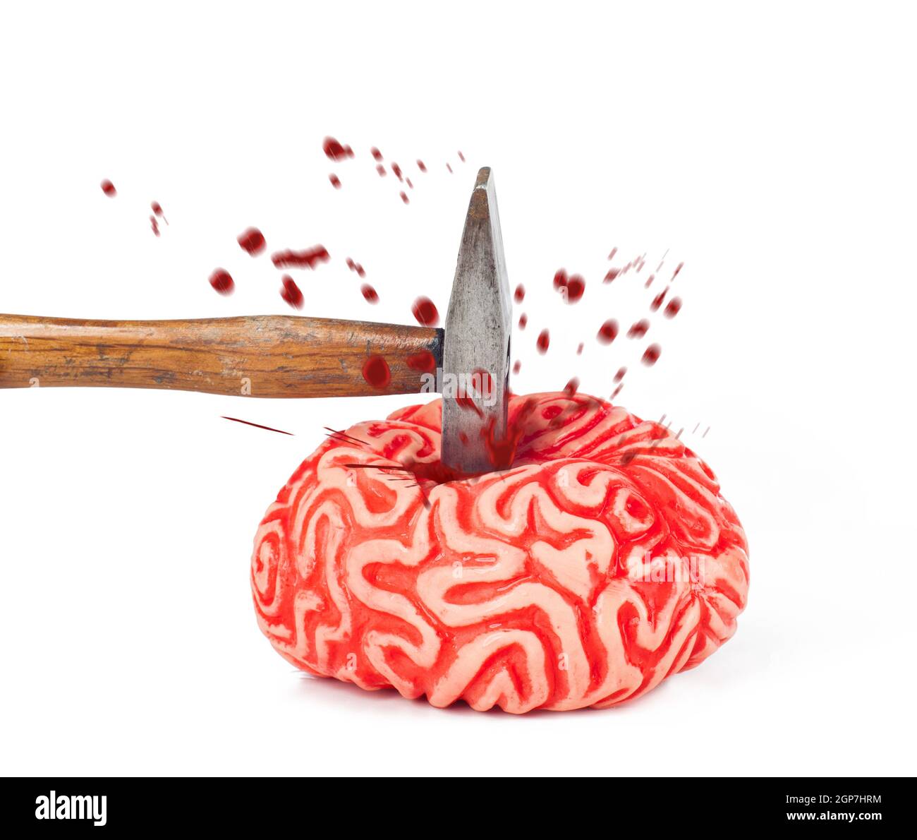 Cervello umano gomma con colpo di martello e fuoriuscita di sangue isolati su sfondo bianco. Foto Stock