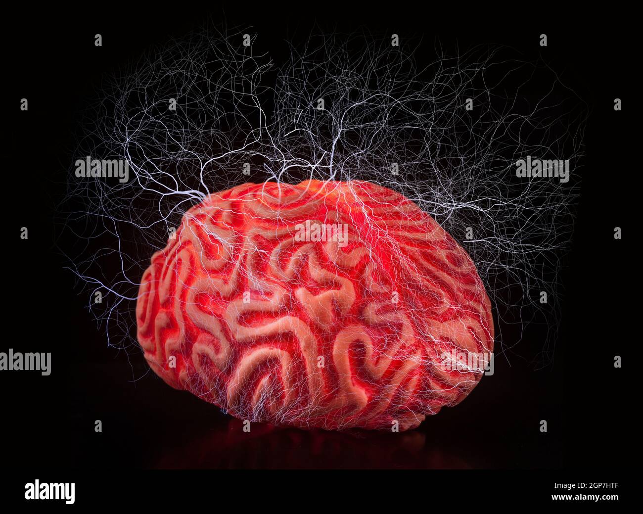 Gomma umana del cervello con scariche elettriche su sfondo nero. Foto Stock