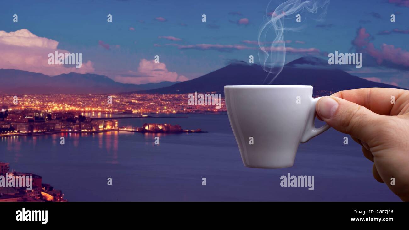 Tazza di caffè, l'originale caffè napoletano sul golfo di Napoli. Foto Stock