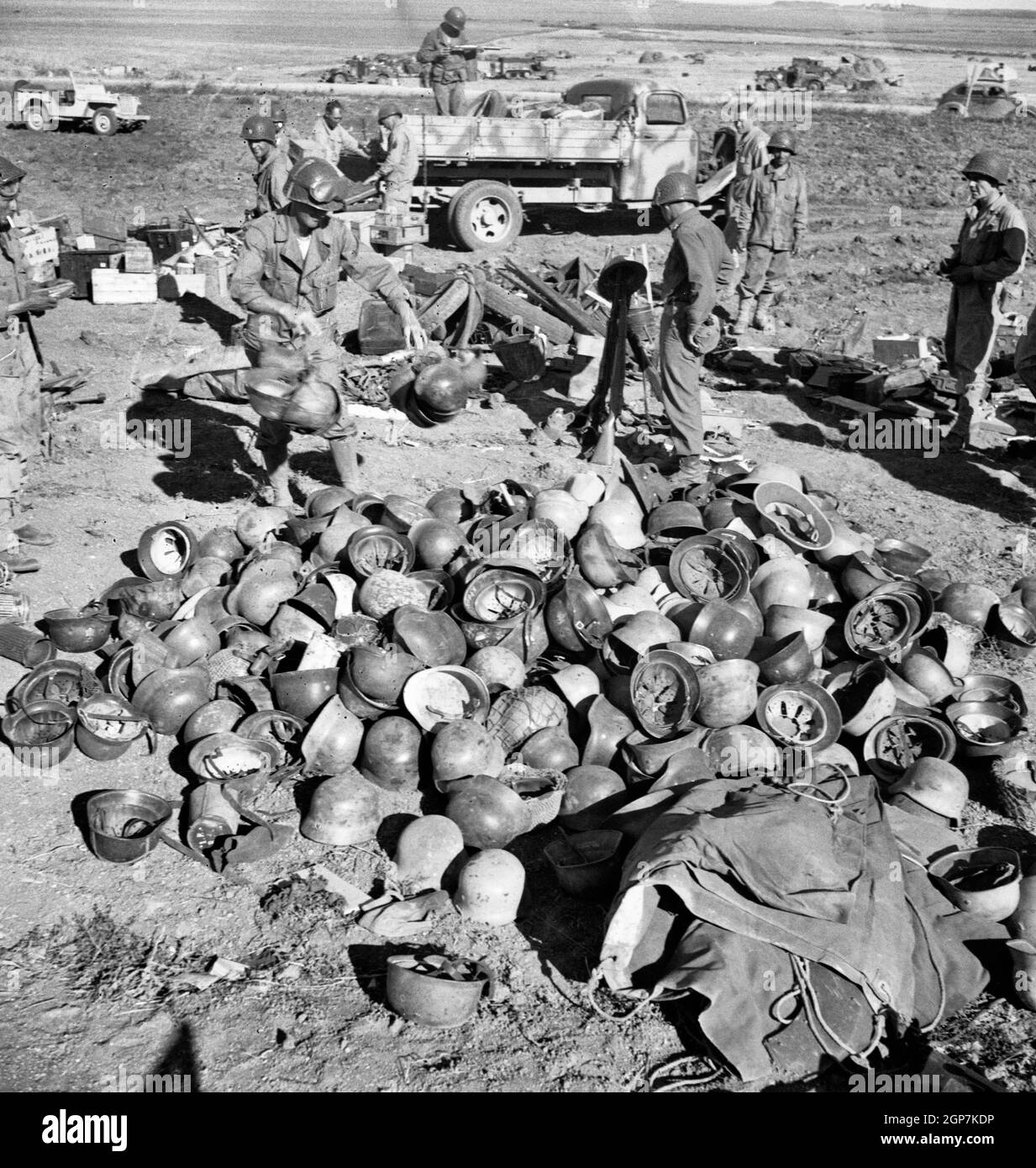 Mucchio di caschi tedeschi lasciato dalla decima e quindicesima Divisioni Panzer quando i loro tentativi di evacuazione da Porto farina sono stati frustrati, maggio 1943 Foto Stock