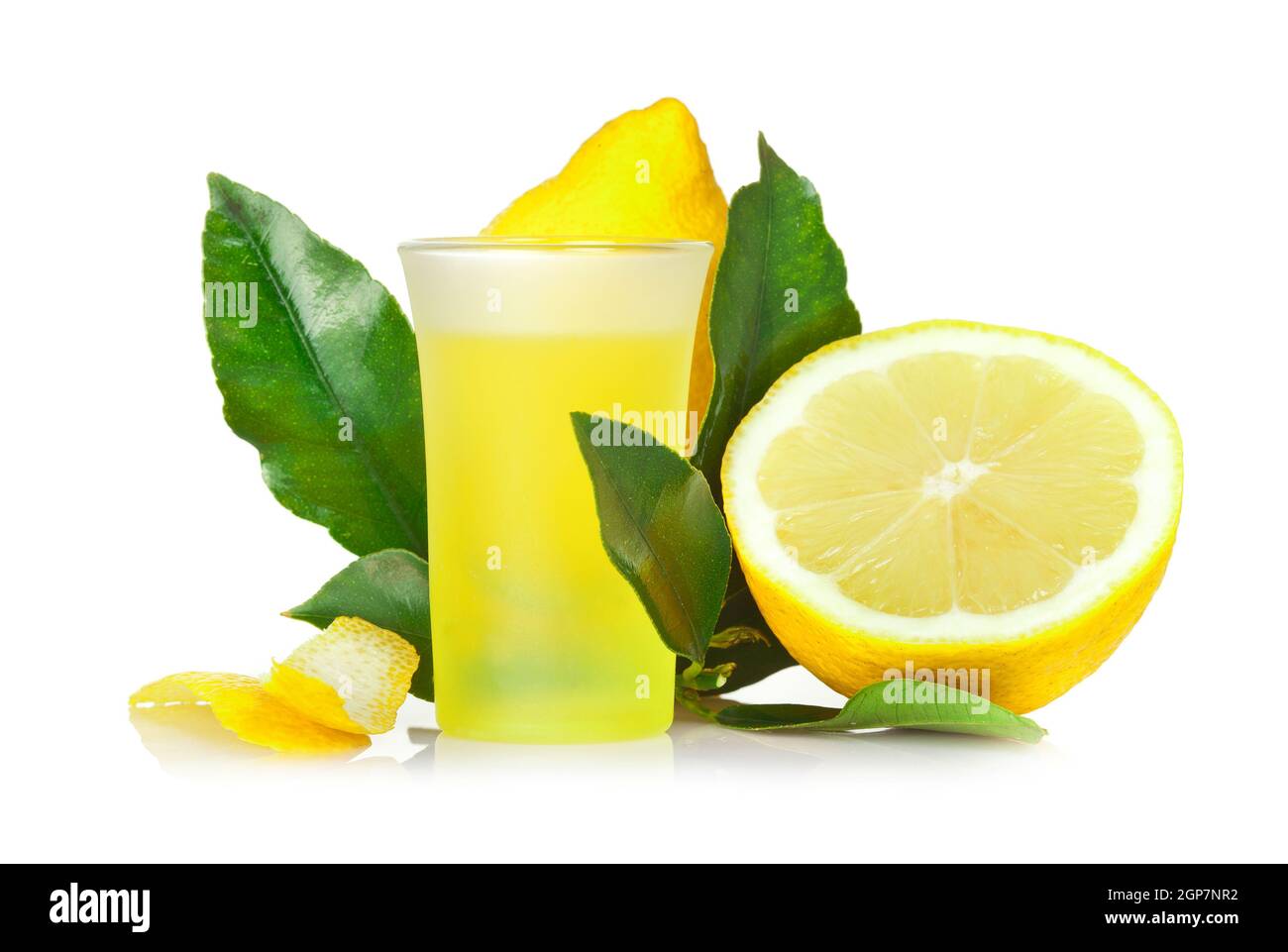 Limoncello liquore italiano di limone su sfondo bianco. Foto Stock