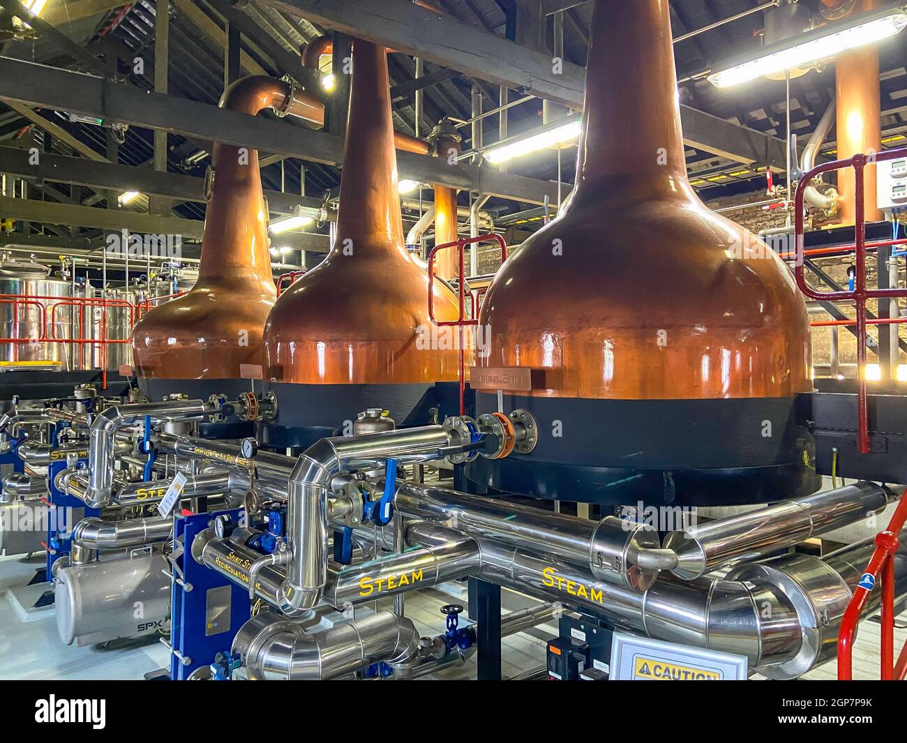 Distillatori di rame, Old Jameson Whiskey Distillery Midleton, Distillery Walk, Midleton (Mainistir na Corann), County Cork, Repubblica d'Irlanda Foto Stock