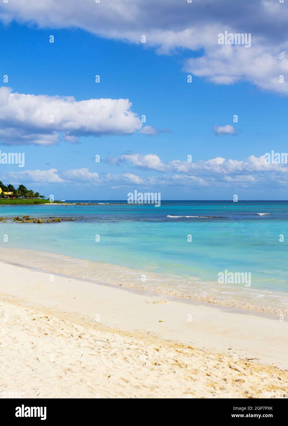 Spiaggia di sabbia bianca e onde sulla costa del Mar dei Caraibi, Messico. Riviera Maya. Immagine senza persone. Foto Stock