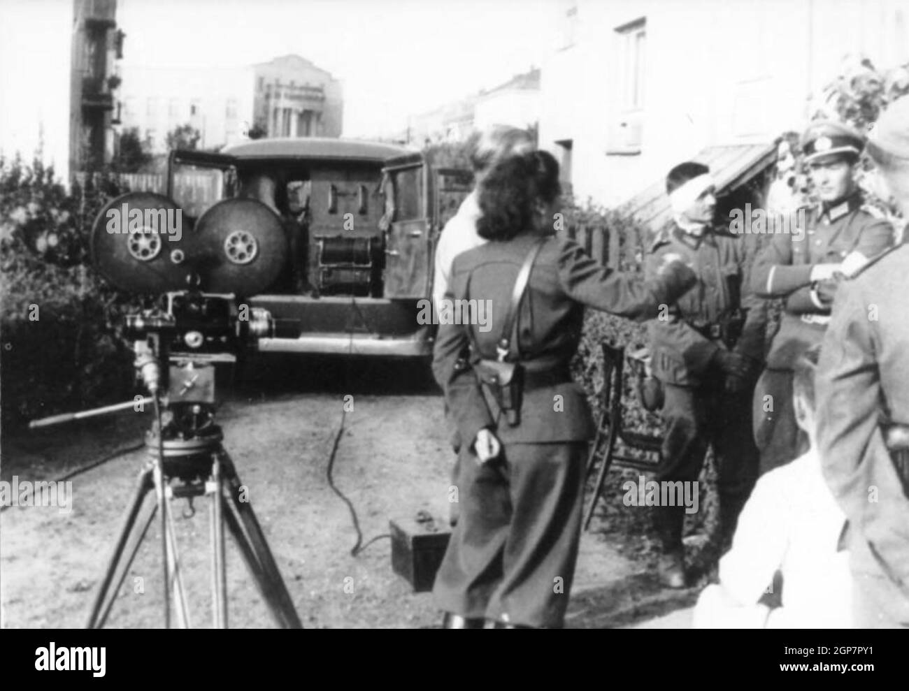 LENI RIEFENSTAHL (1902-2003) regista e attrice tedesca con ufficiali dell'esercito durante l'invasione della Polonia nel settembre 1939 Foto Stock