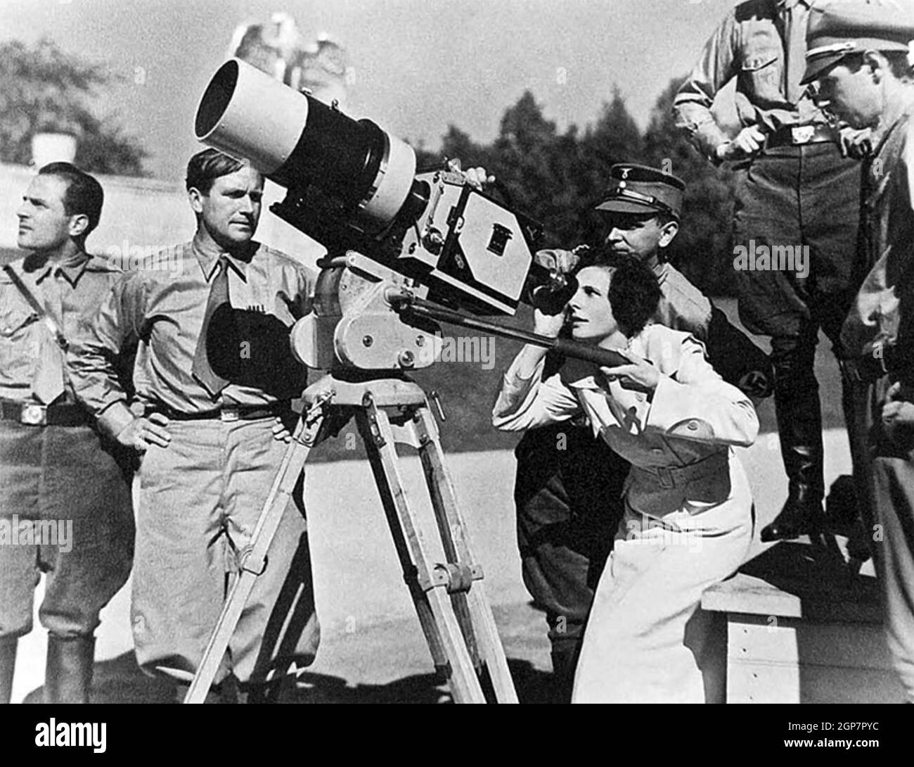 LENI RIEFENSTAHL (1902-2003) regista e attrice tedesca che controlla l'angolo della telecamera durante la ripresa del Triumph del Will nel 1935 Foto Stock