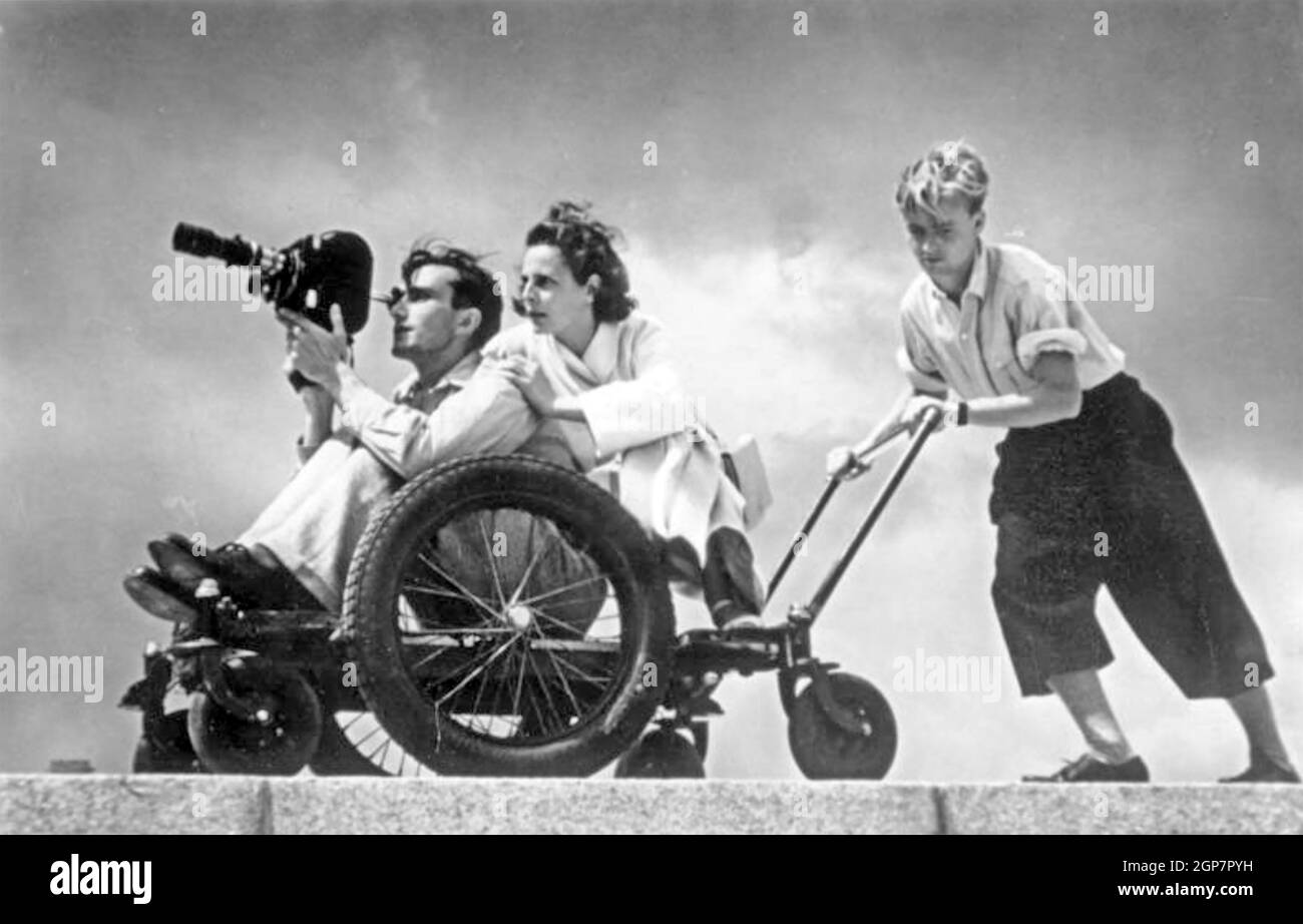 LENI RIEFENSTAHL (1902-2003) regista e attrice tedesca. Ha introdotto la tecnica di tiro di inseguimento come qui alle Olimpiadi 1939. Ha avuto un lungo rapporto con il cameraman Horst Kettner 40 anni sua junior. Foto Stock