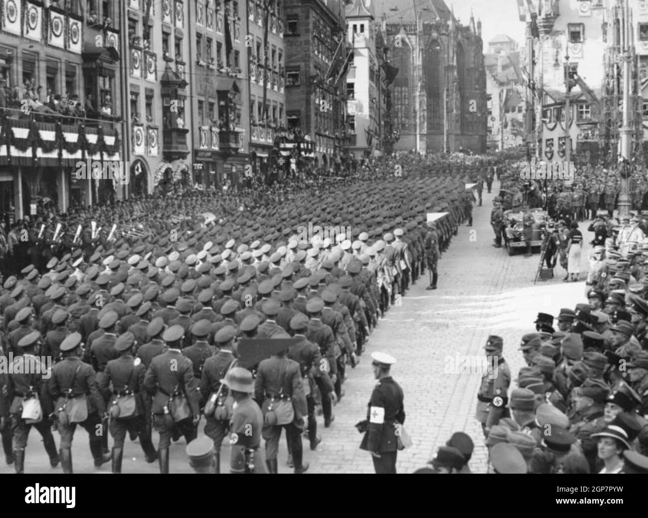 LENI RIEFENSTAHL (1902-2003) regista e attrice tedesca con il suo equipaggio di telecamere accanto all'auto di Hitler al Rally di Norimberga 1934 Foto Stock