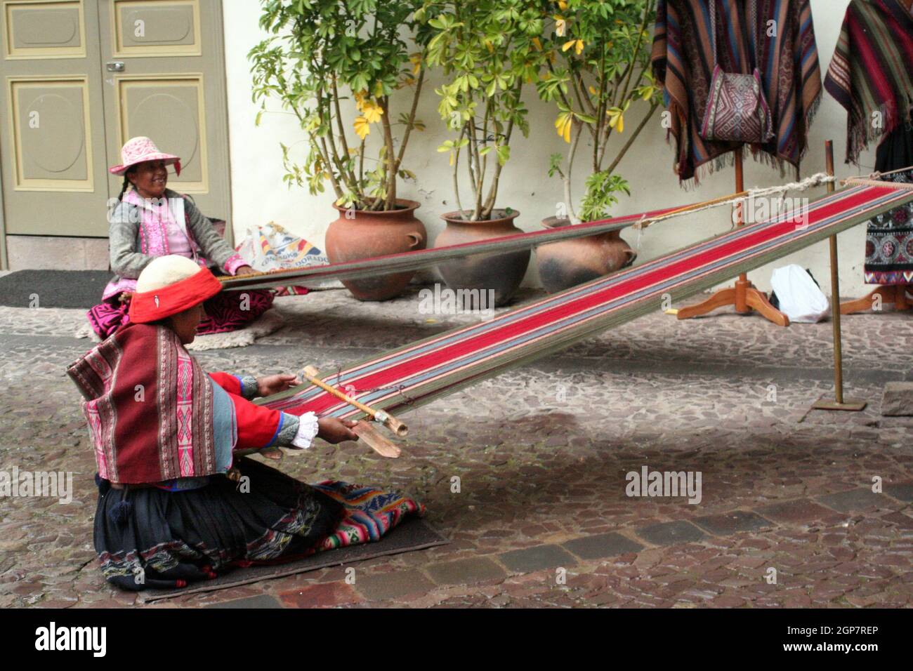 Donne che fanno tessitura tradizionale al Museo di Arte precolombiana, Cusco, Perù Foto Stock