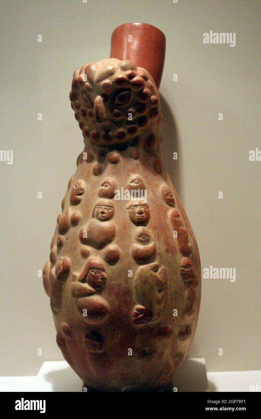 Ceramica a forma di gufo fatta di figure umane e volti al Museo di Arte precolombiana, Cusco, Perù Foto Stock