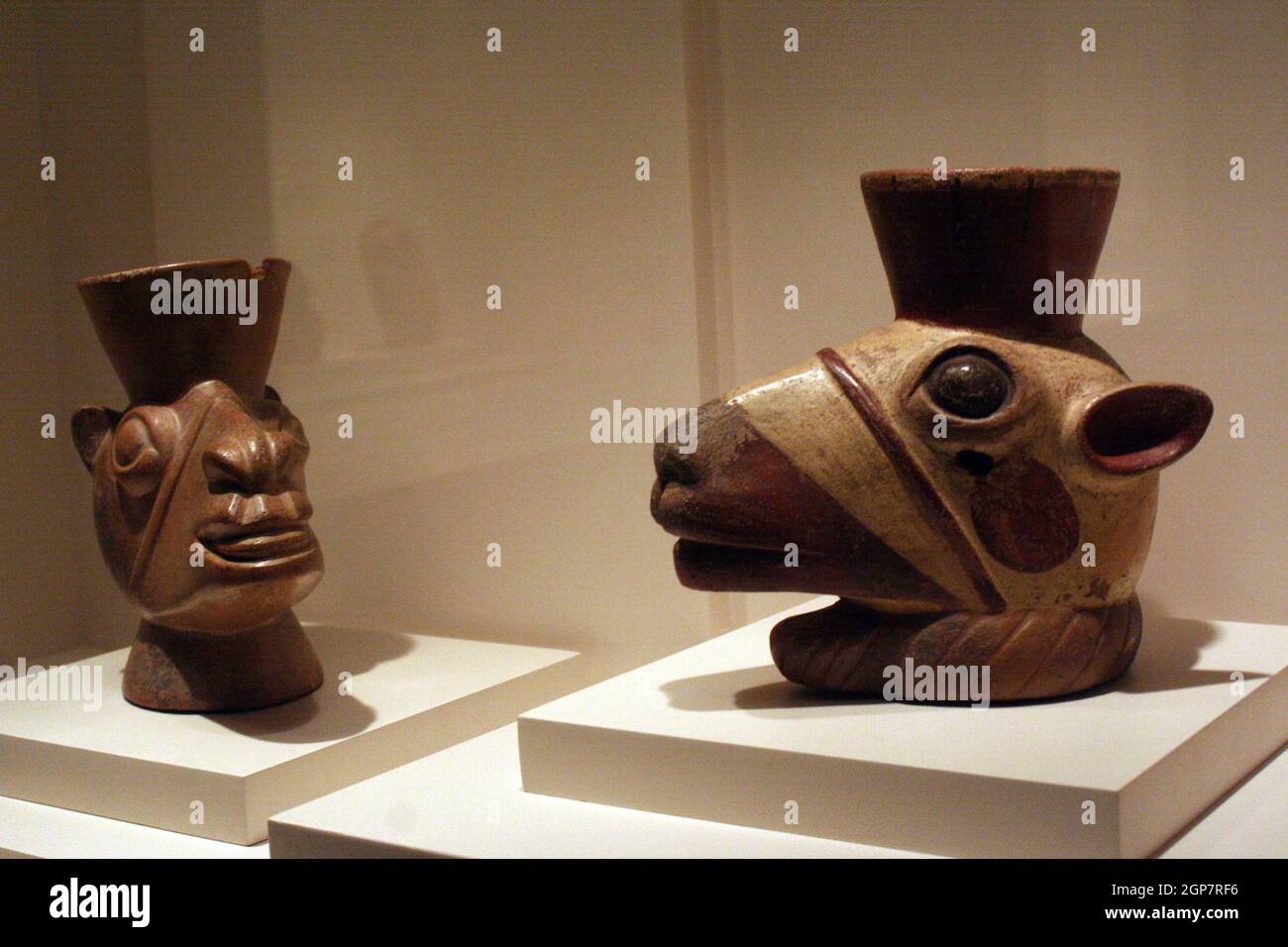 La ceramica a forma di lama si dirige al Museo di Arte precolombiana, Cusco, Perù Foto Stock