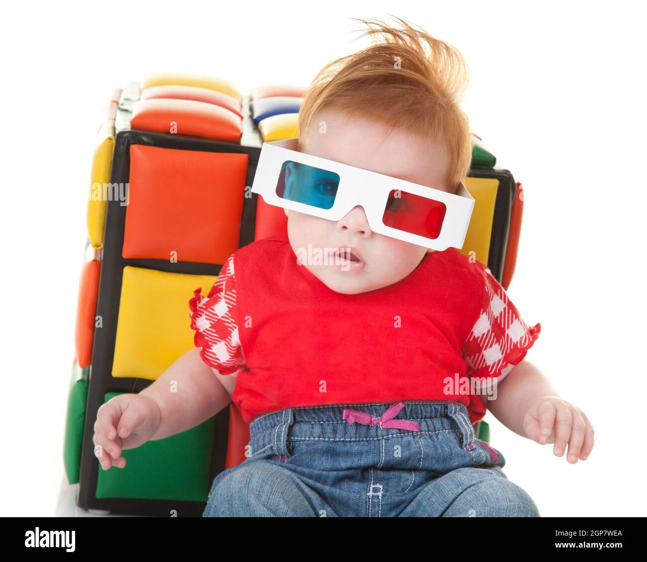 Bimbi divertenti con occhiali stereoscopici per la visualizzazione di tre  dimensioni Foto stock - Alamy