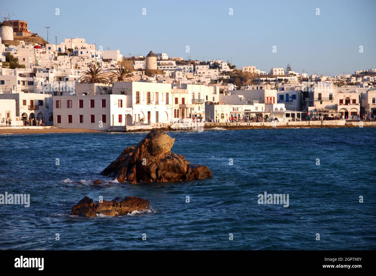 Bella isola greca Mykonos mare e tradizionali bulidings in Grecia. Mykonos si trova nella zona centrale del Mar Egeo. Foto Stock