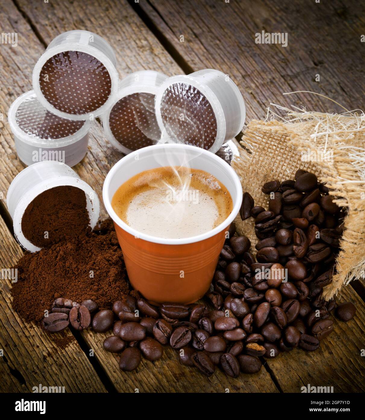 Caffè espresso in tazza monouso con cialde sul tavolo di legno Foto Stock