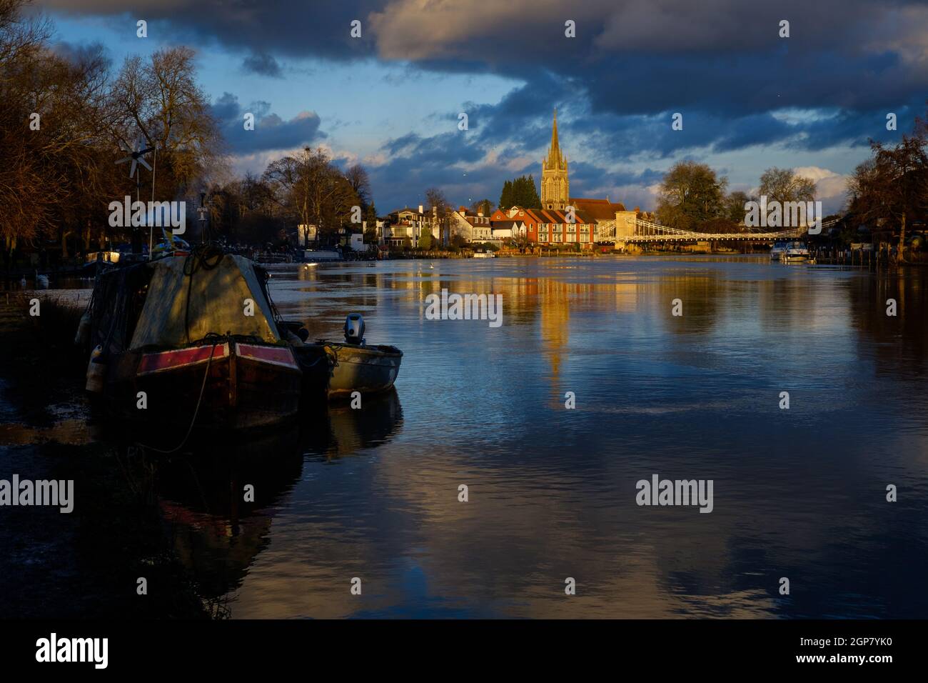 Marlow che mostra il Ponte di Marlow e la guglia di tutti i Santi Chiesa Foto Stock