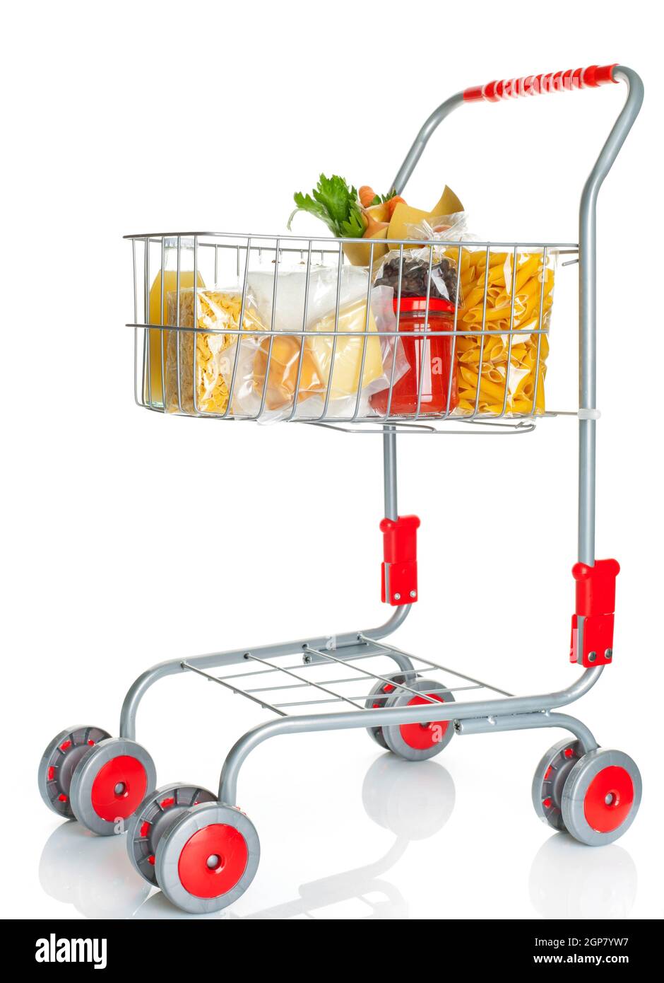 Carrello pieno di prodotti alimentari su sfondo bianco Foto Stock