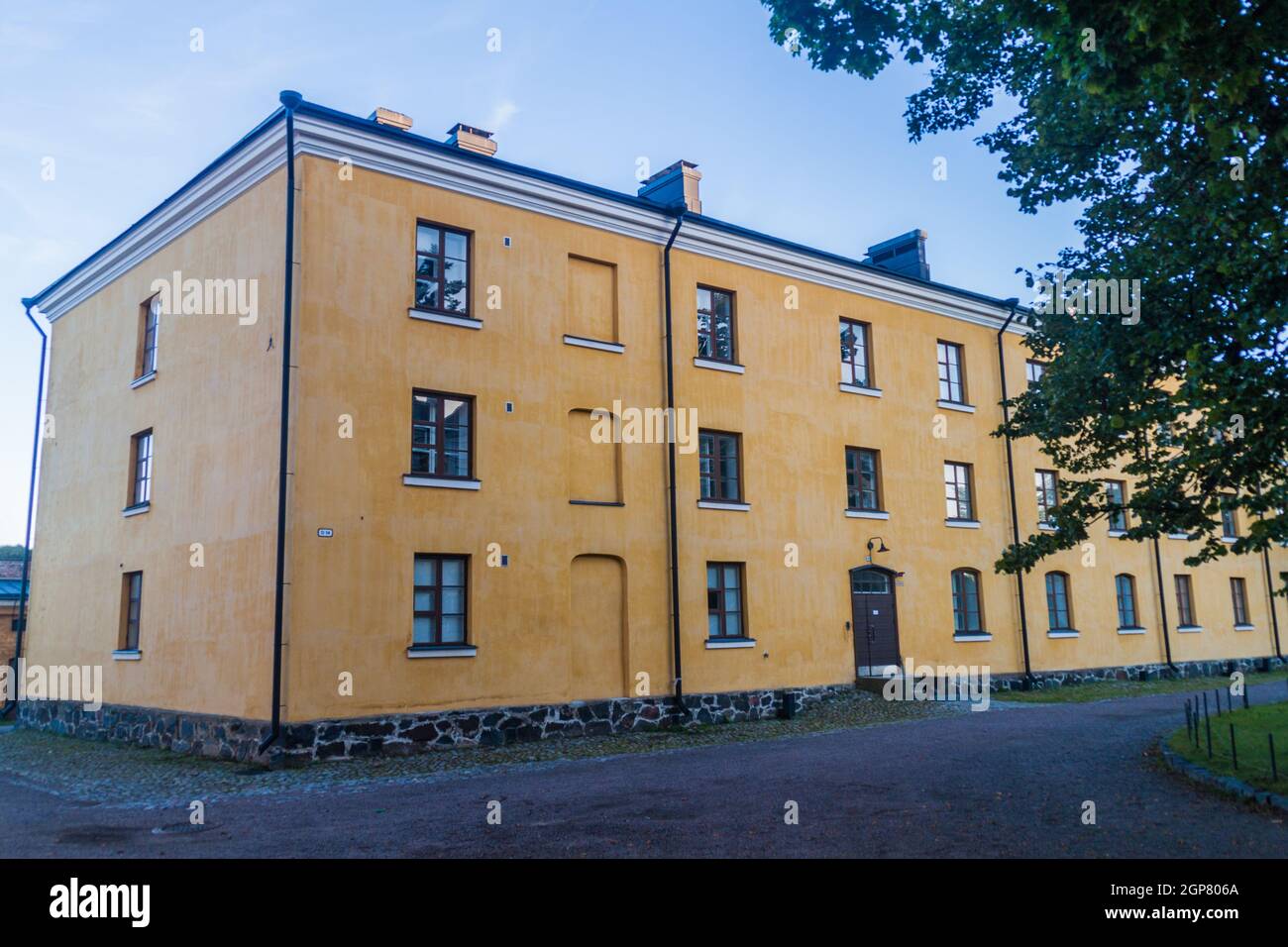 Edifici della Scuola finlandese di guerra navale a Suomenlinna Sveaborg , fortezza marina di Helsinki, Finlandia Foto Stock