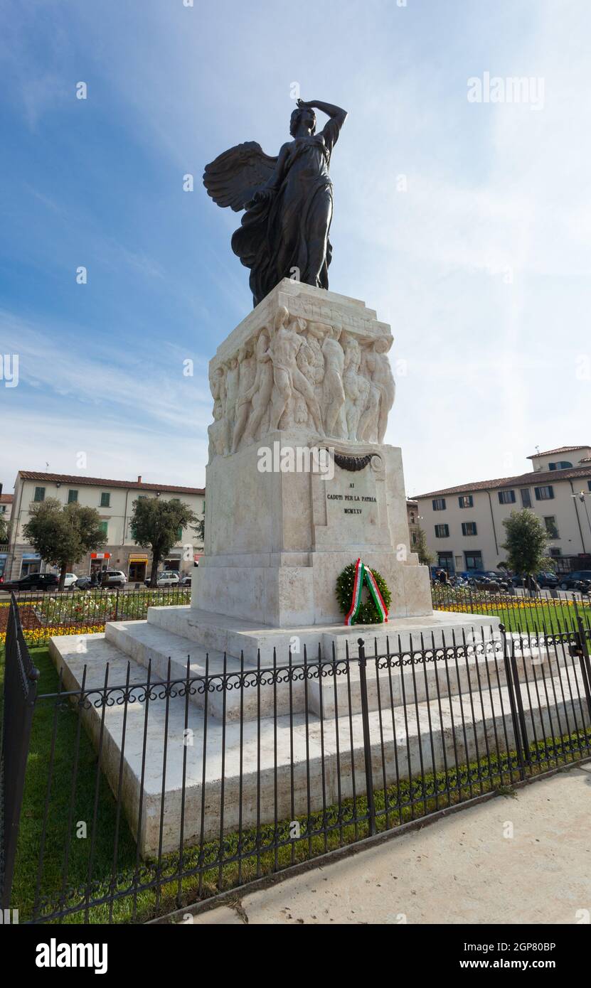 Empoli Italia - 04 novembre 2017: la statua in bronzo in della Piazza della Vittoria della dea vittoria in realizzato da Dario Manetti e Carlo Rivalta in 1 Foto Stock