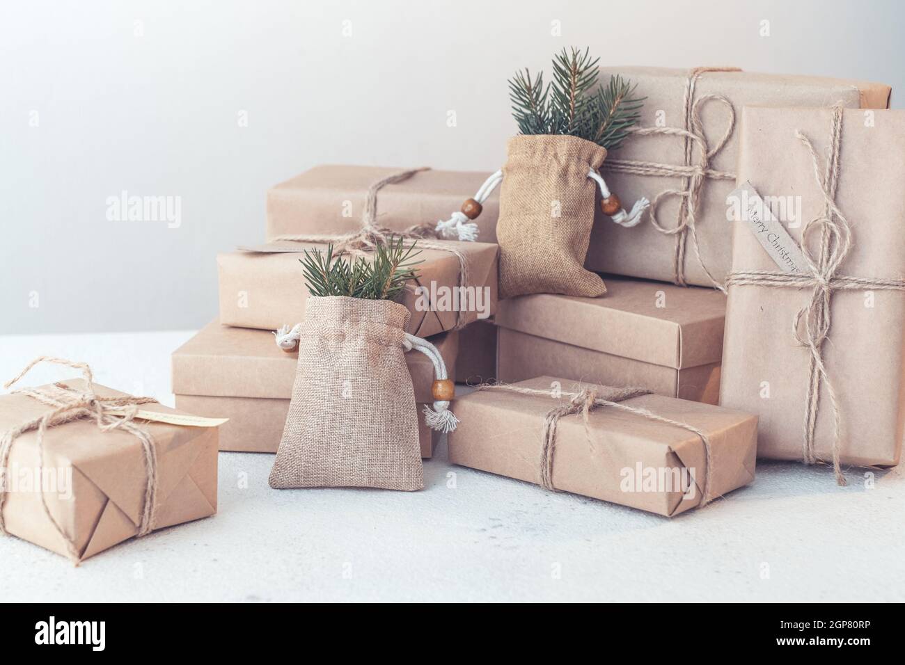 Natale e zero rifiuti, imballaggio ecologico. Uno stile di vita etico e privo di plastica sostenibile. Capodanno e Natale. Foto di alta qualità Foto Stock