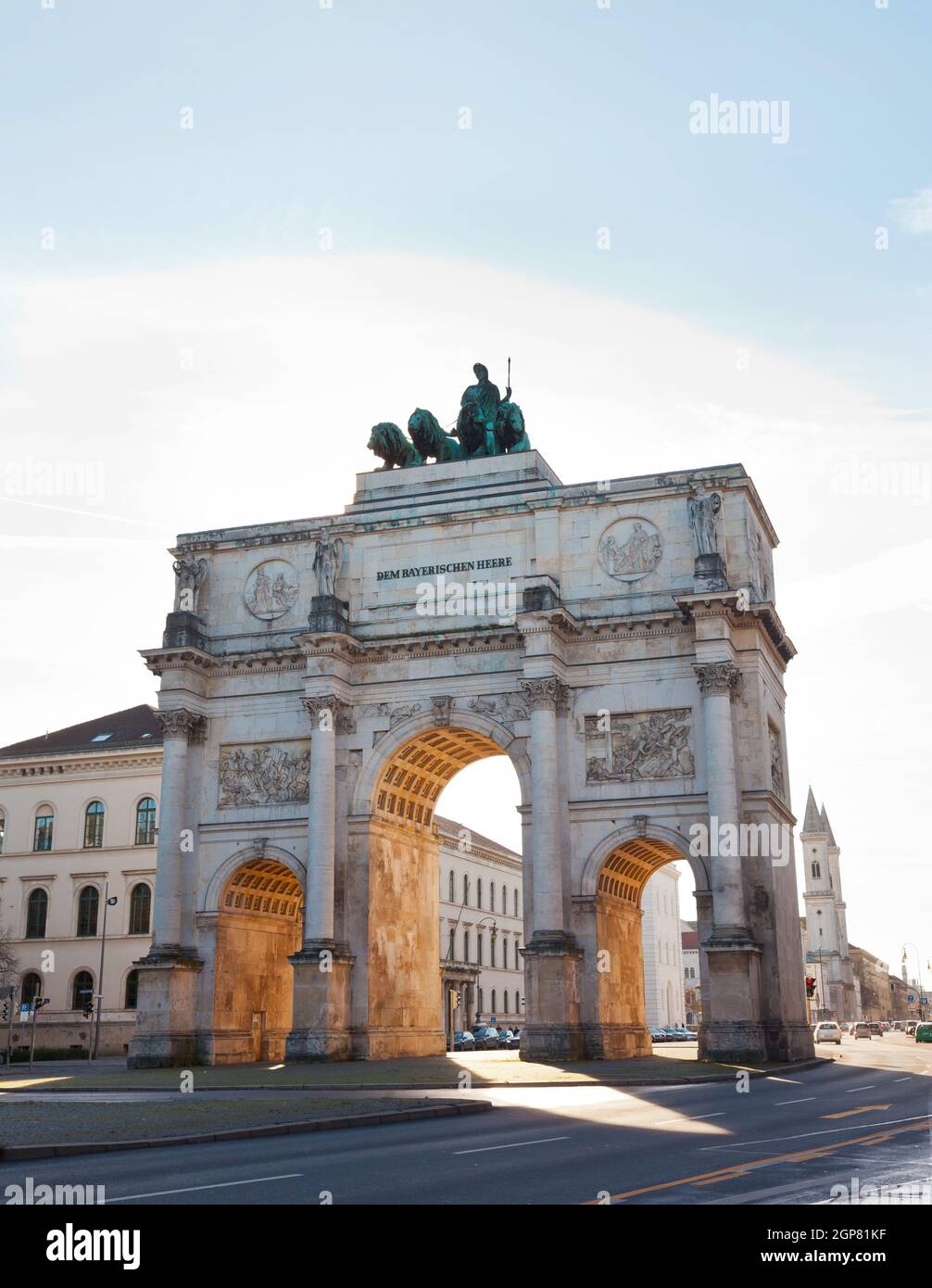 La vittoria di Gate (Siegestor), a tre archi di arco trionfale coronato da una statua della Baviera con un leone quadriga di Monaco di Baviera, Germania Foto Stock