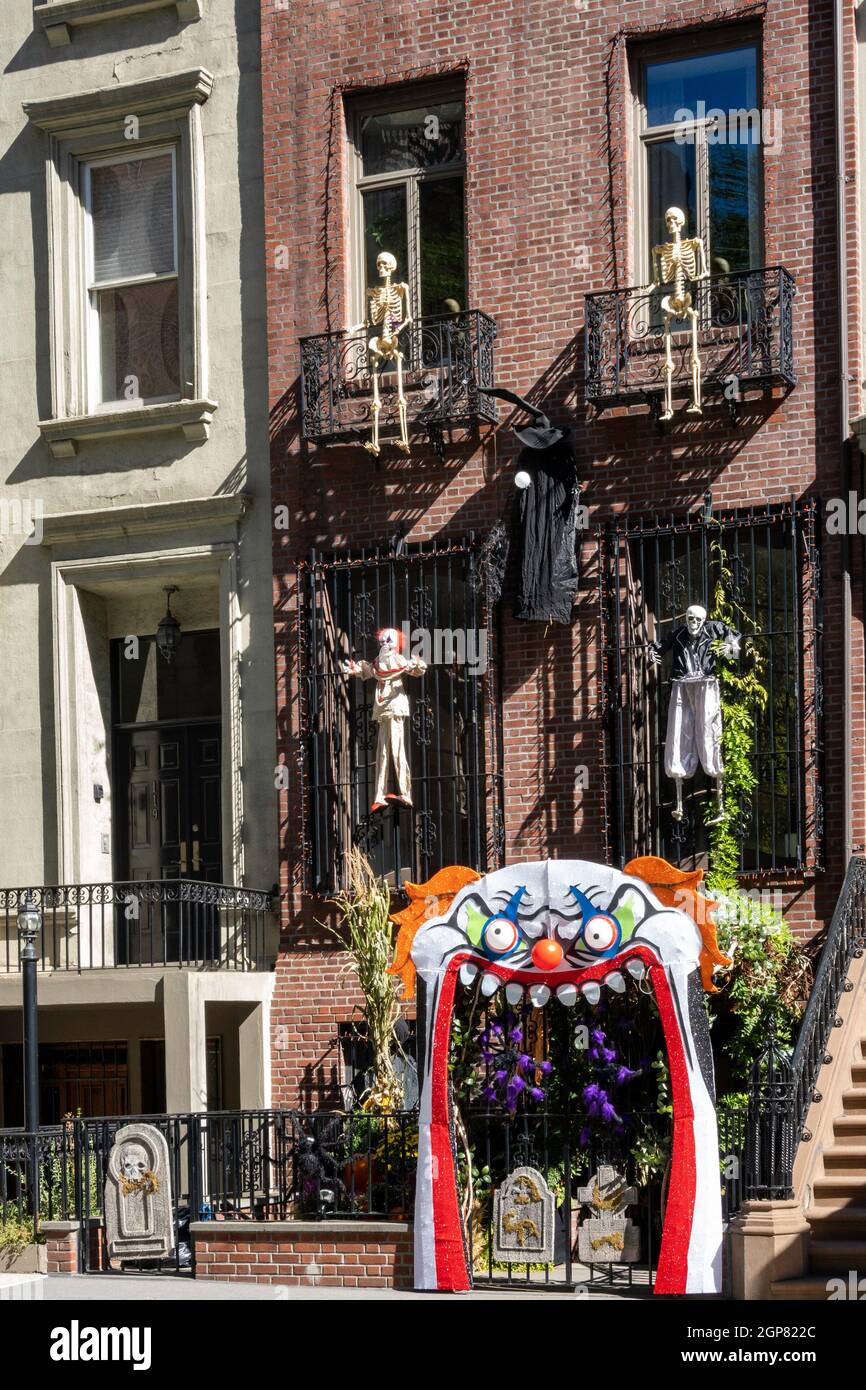 A Brownstone in Murray Hill ha Halloween decorazioni, New York City, USA 2021 Foto Stock