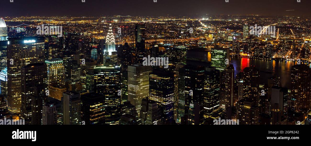 Times Square panorama vista aerea di notte con office la costruzione di grattacieli. Manhattan, New York City. Foto Stock