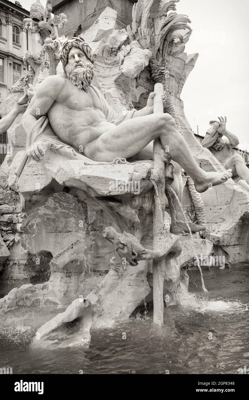 Immagine in bianco e nero della Statua del dio Zeus nella Fontana dei quattro fiumi del Bernini in Piazza Navona, Roma. Foto Stock