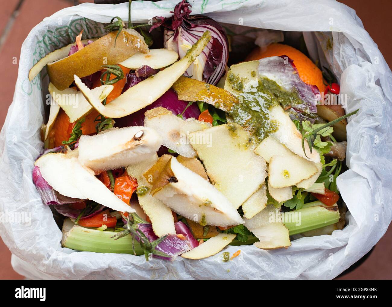 I rifiuti organici per compost con verdure e frutta e cibo vario. Foto Stock