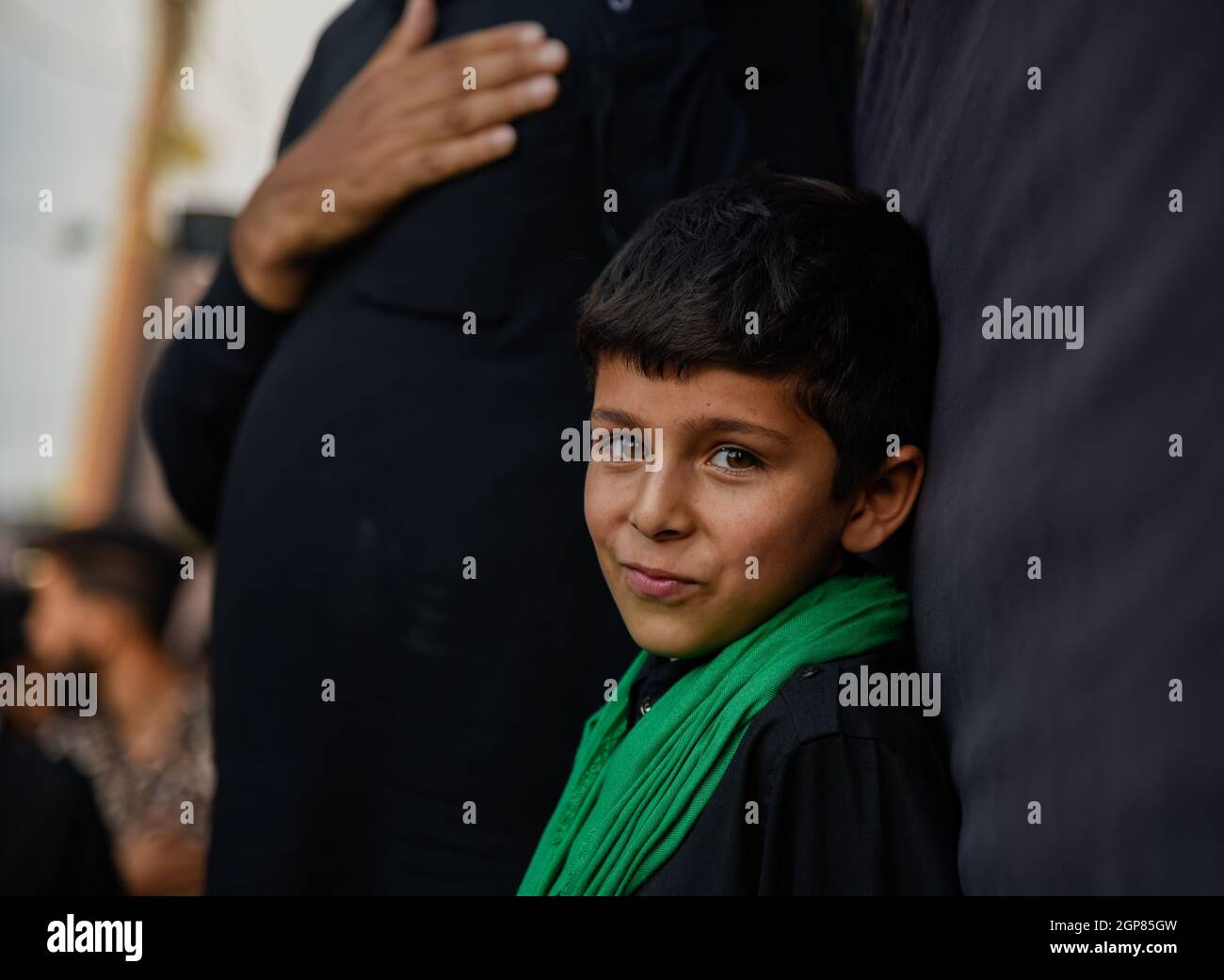 Srinagar, India. 29 settembre 2021. Un ragazzo musulmano Kashmiri Shia che partecipa alla processione religiosa per marcare Arbaeen. Il quarantesimo giorno dopo Ashura è Arbaeen, commemorando l'uccisione del settimo secolo del nipote del profeta Maometto, Imam Hussain, e dei suoi 72 compagni. Credit: SOPA Images Limited/Alamy Live News Foto Stock