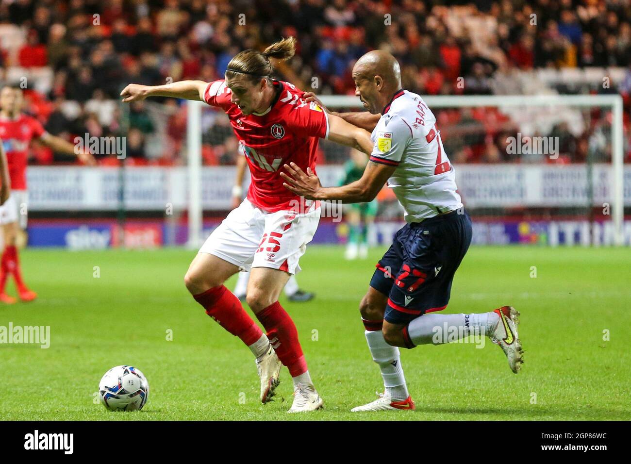 LONDRA, REGNO UNITO. IL 28 SETTEMBRE Josh Davison di Charlton Athletic compete con Alex Baptiste di Bolton Wanderers per la palla durante la partita Sky Bet League 1 tra Charlton Athletic e Bolton Wanderers alla Valle di Londra martedì 28 settembre 2021. (Credit: Tom West | MI News) Credit: MI News & Sport /Alamy Live News Foto Stock