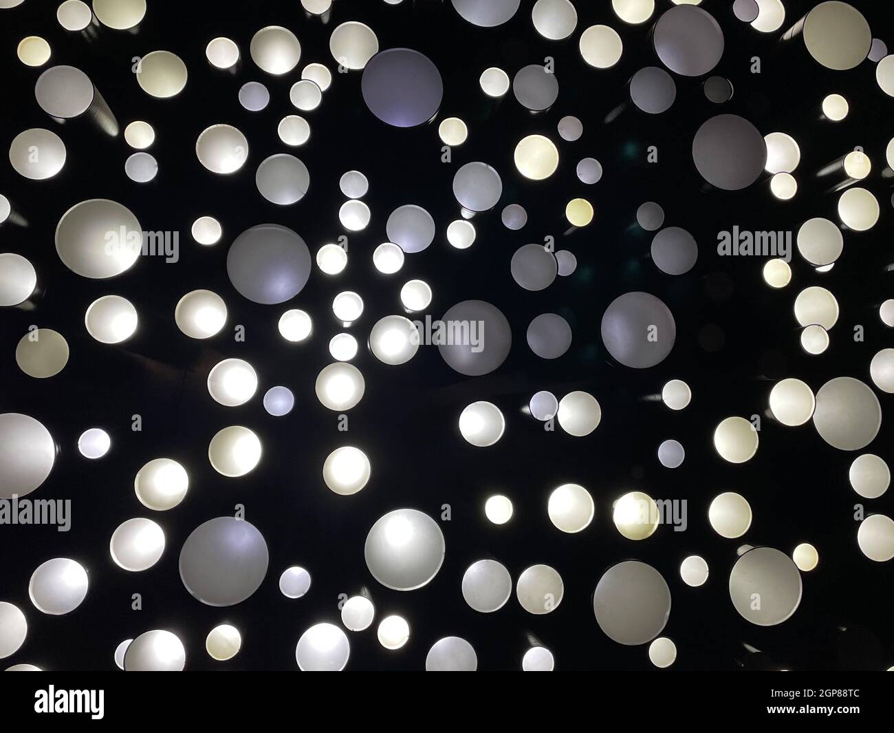 Lampade multicolore da soffitto che si illuminano al buio - Foto Foto stock  - Alamy